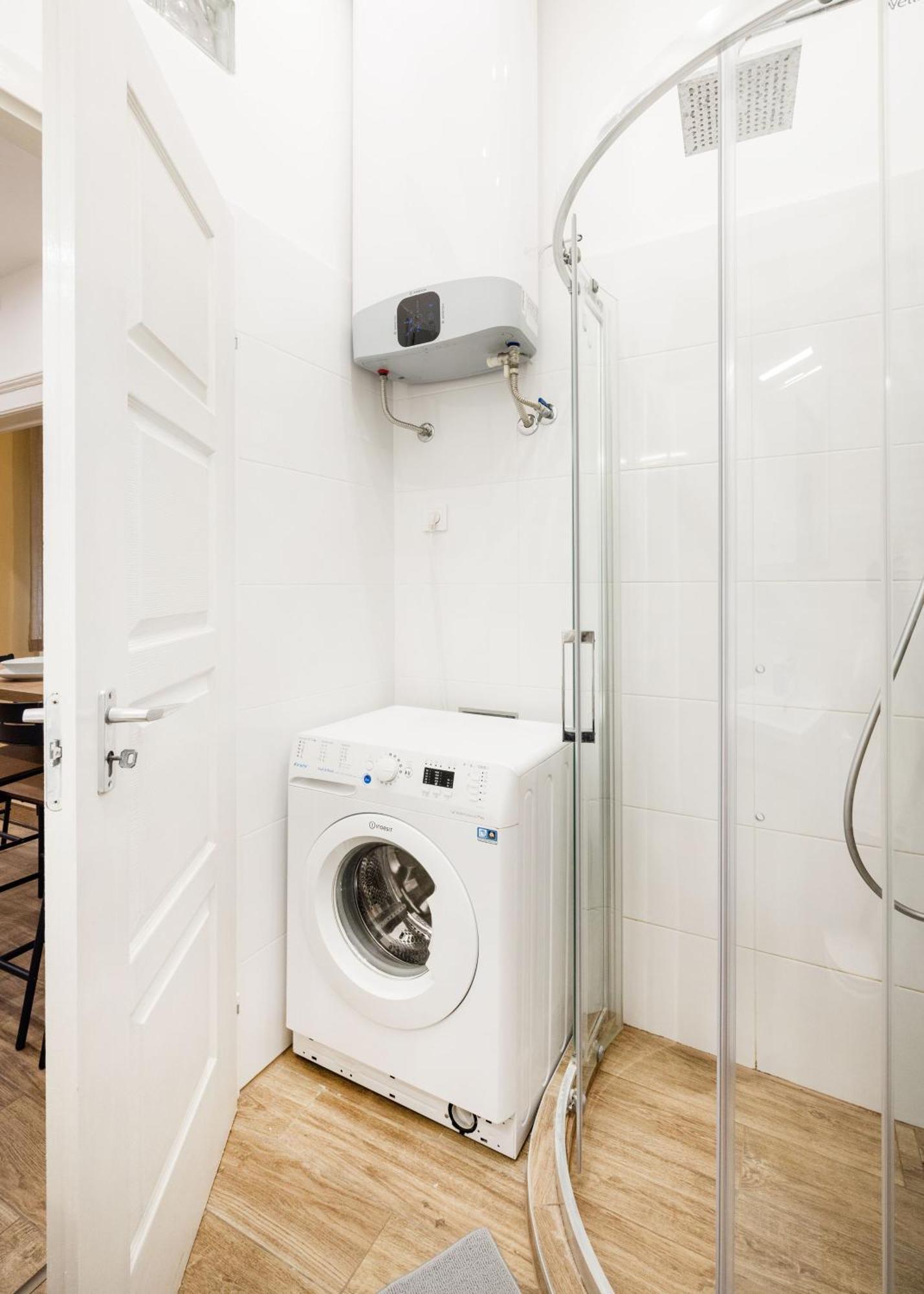 Perfectly Compact - Two Bedrooms With Ac & Parking Apartment