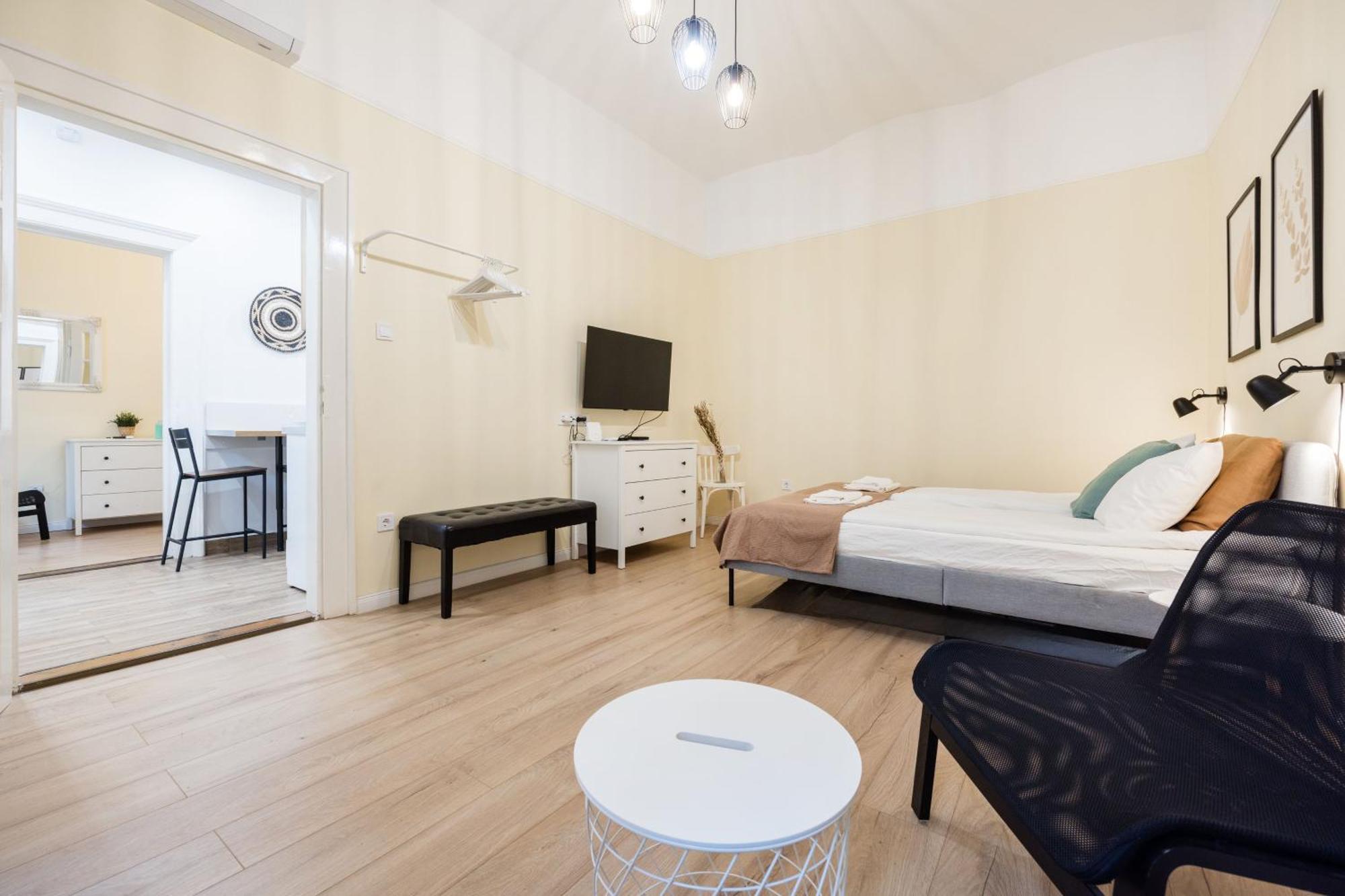 Perfectly Compact - Two Bedrooms With Ac & Parking Apartment