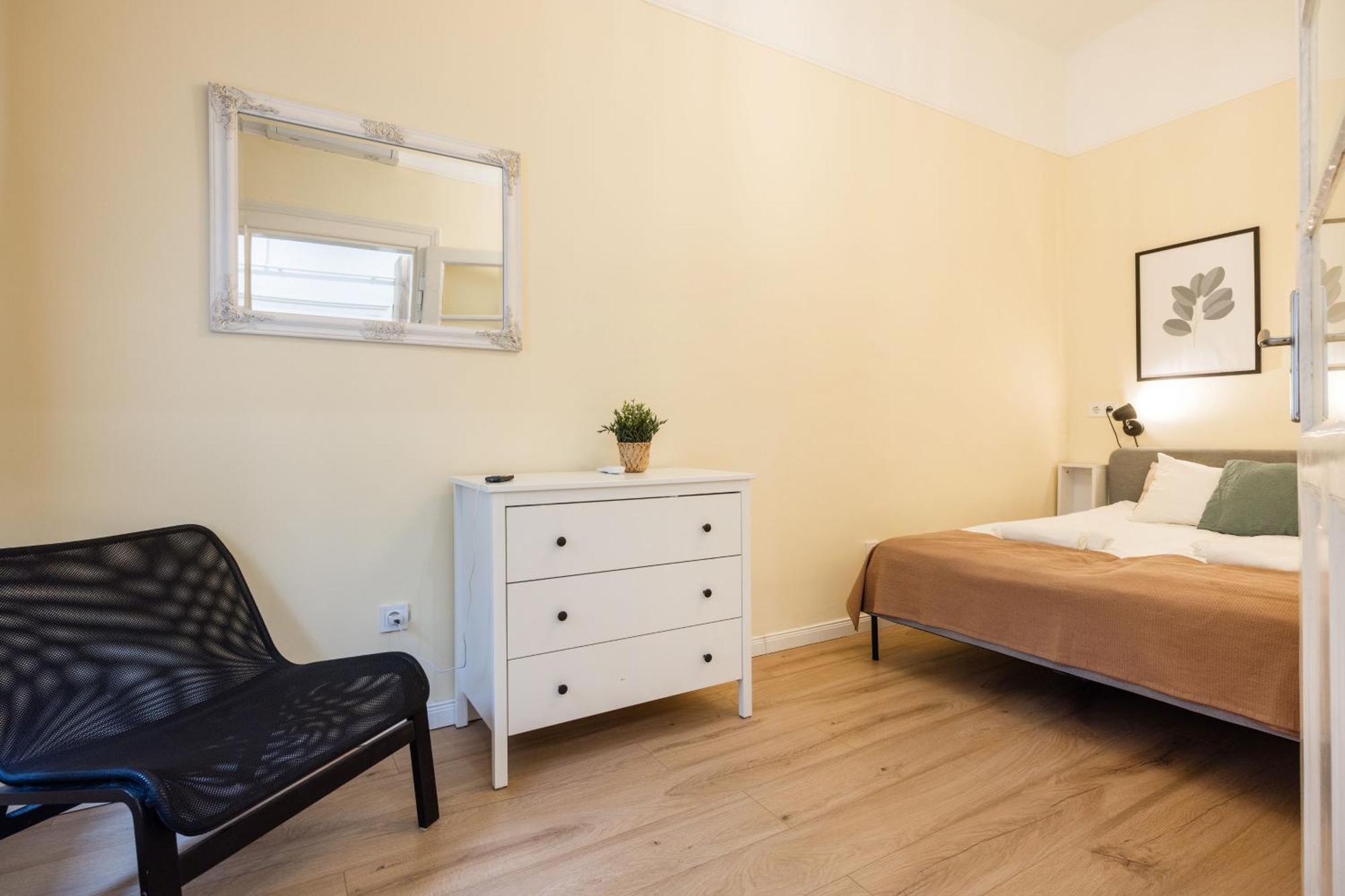 Perfectly Compact - Two Bedrooms With Ac & Parking Apartment