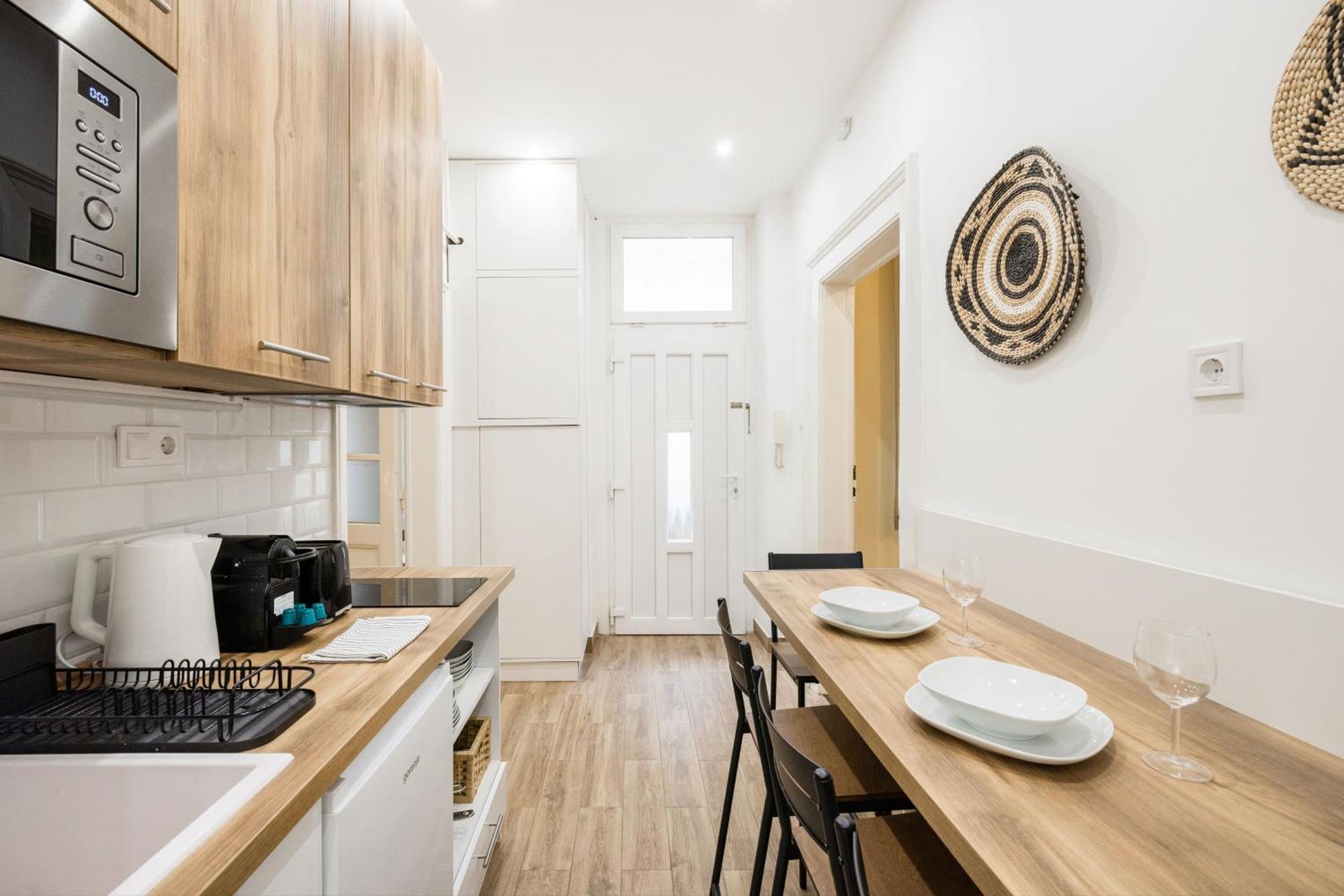 Apartment Perfectly Compact - Two Bedrooms With Ac & Parking *